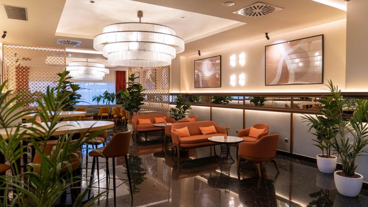 Hotel Barcelo Granada Congress Esterno foto The lounge at the airport