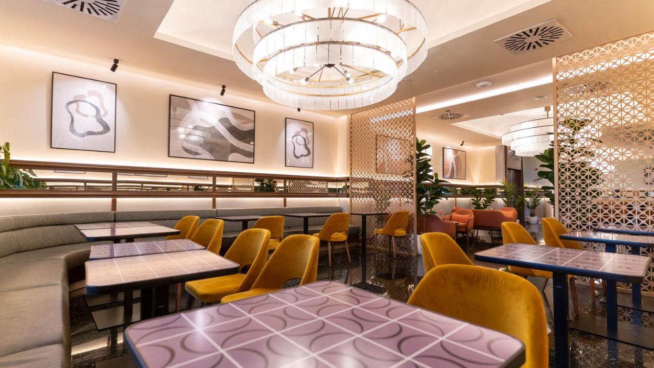 Hotel Barcelo Granada Congress Esterno foto Interior of a restaurant