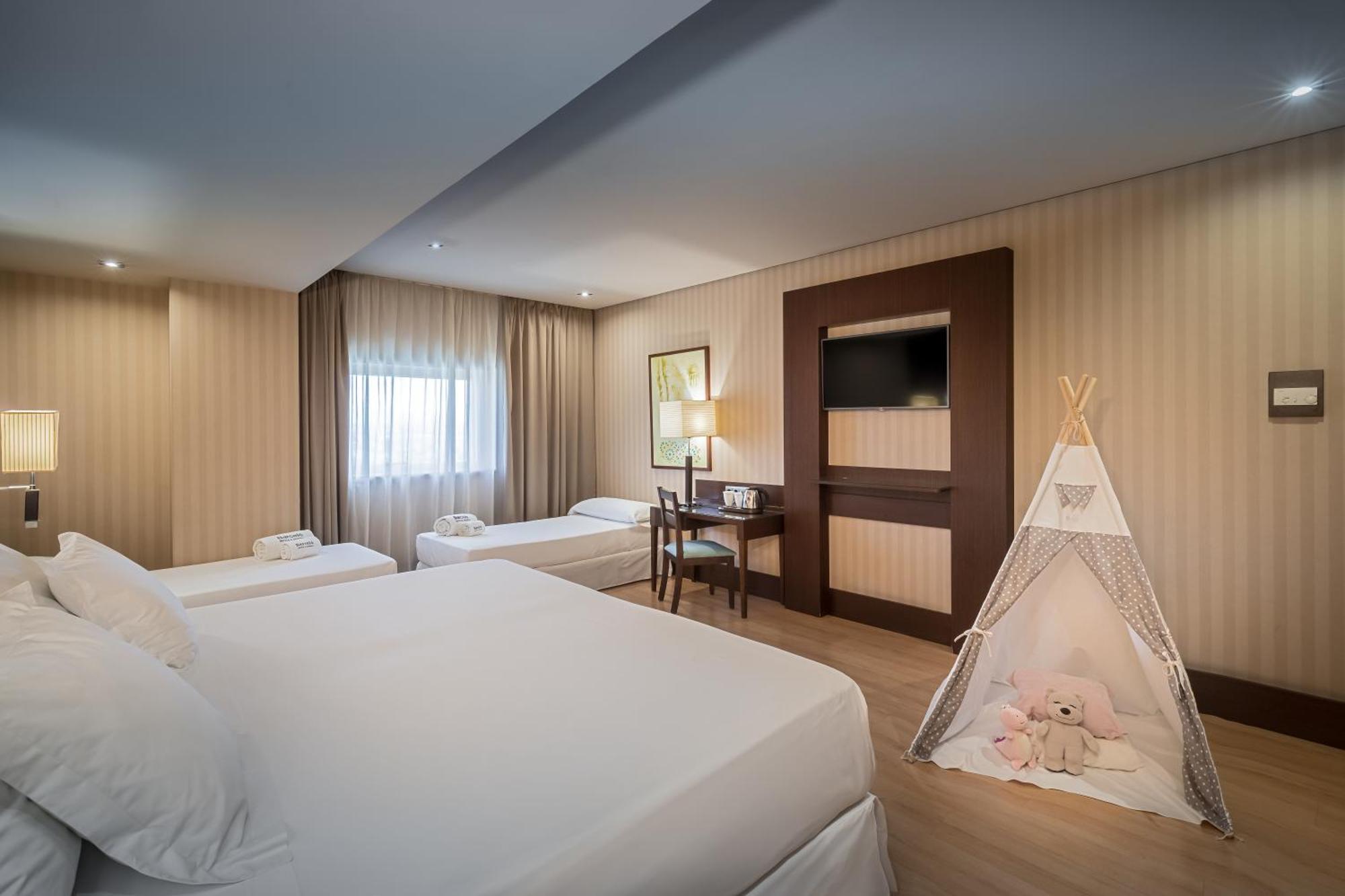 Hotel Barcelo Granada Congress Esterno foto Family room