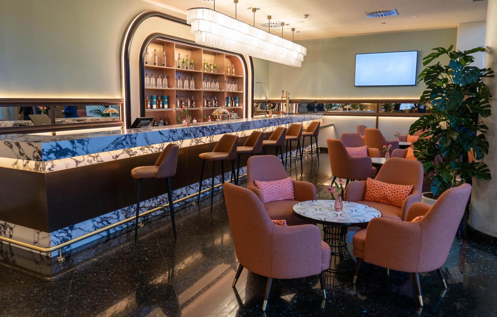 Hotel Barcelo Granada Congress Esterno foto The lounge at the airport