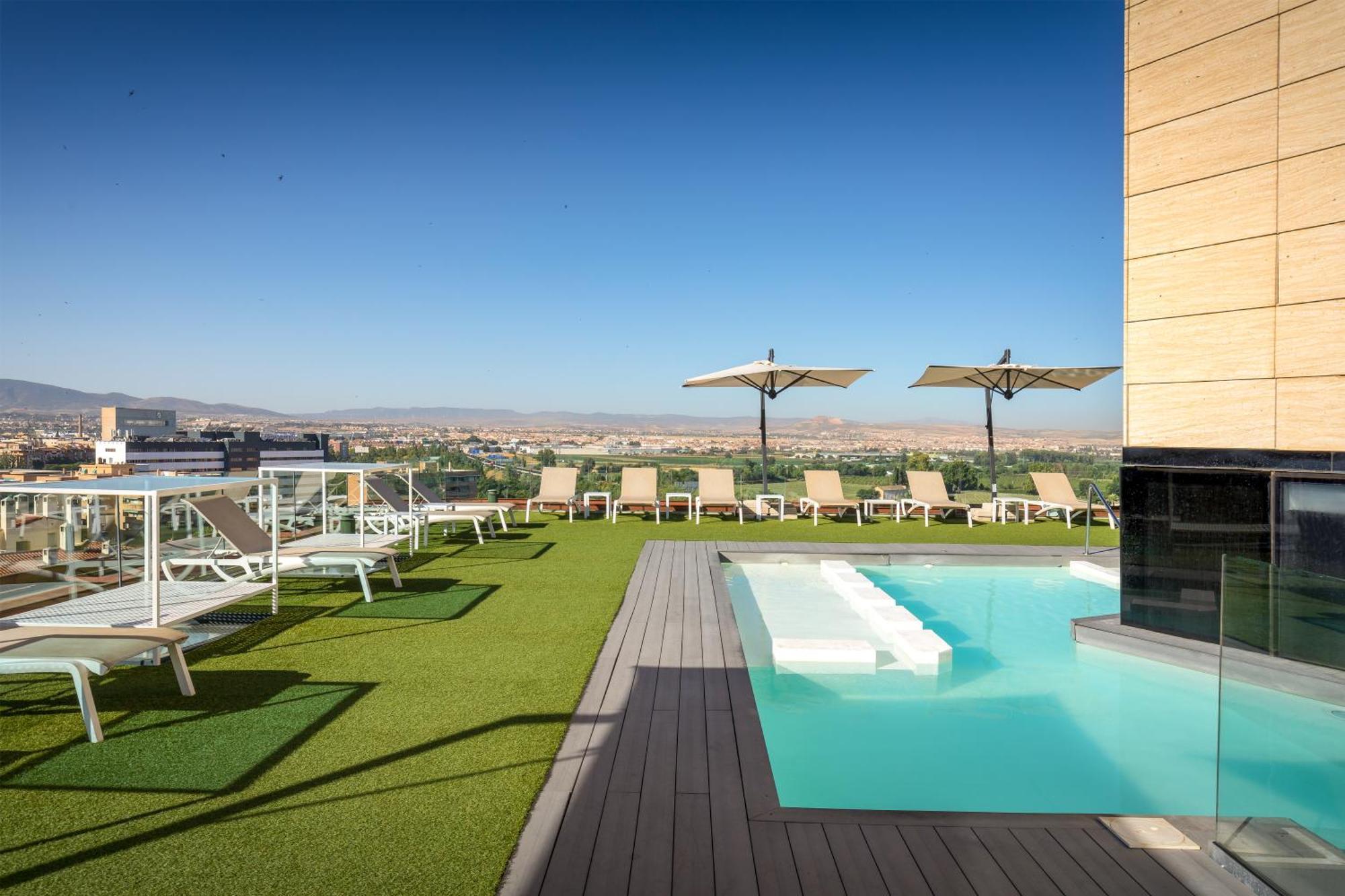 Hotel Barcelo Granada Congress Esterno foto The rooftop pool at the hotel