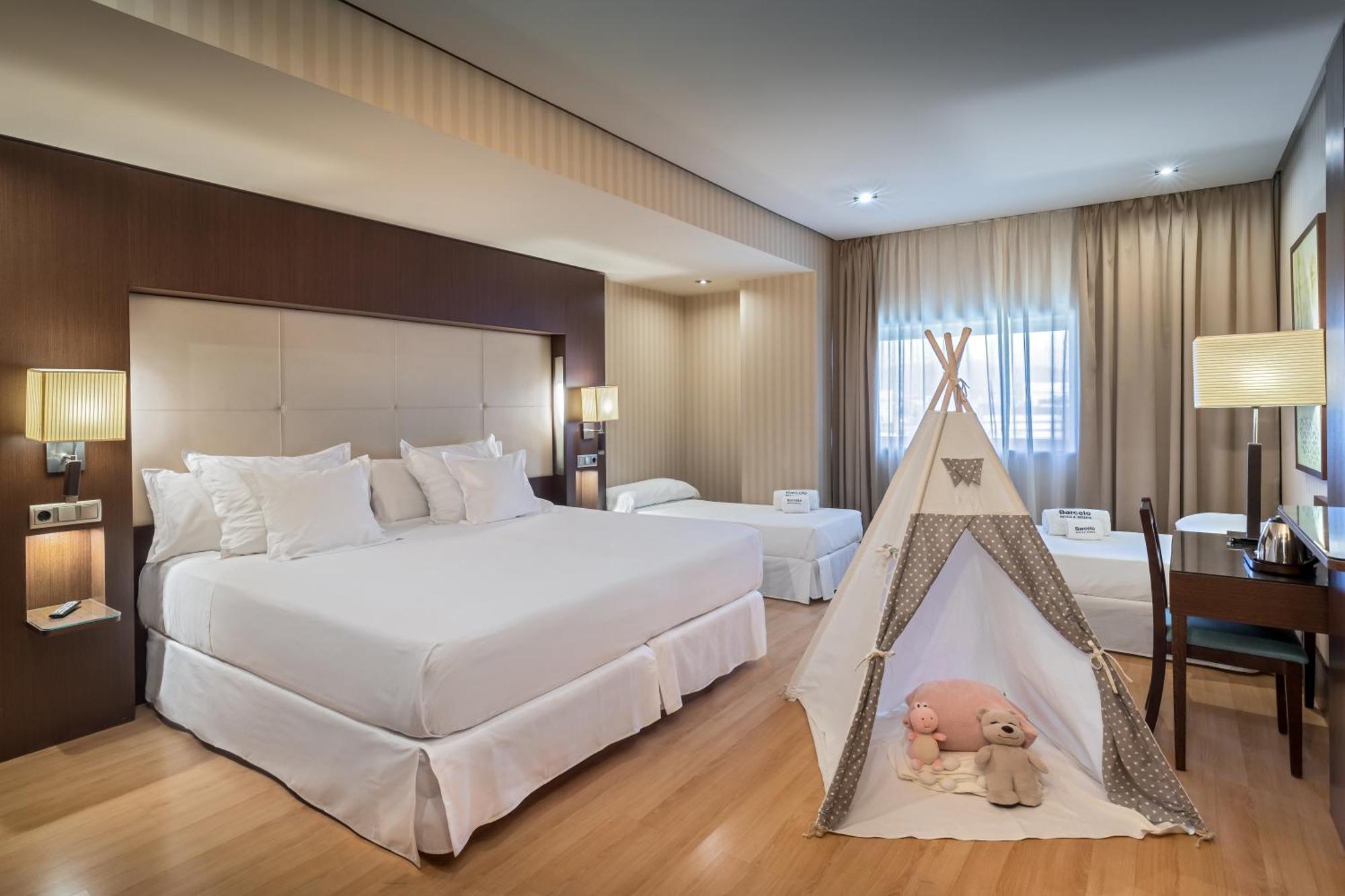 Hotel Barcelo Granada Congress Esterno foto Family room